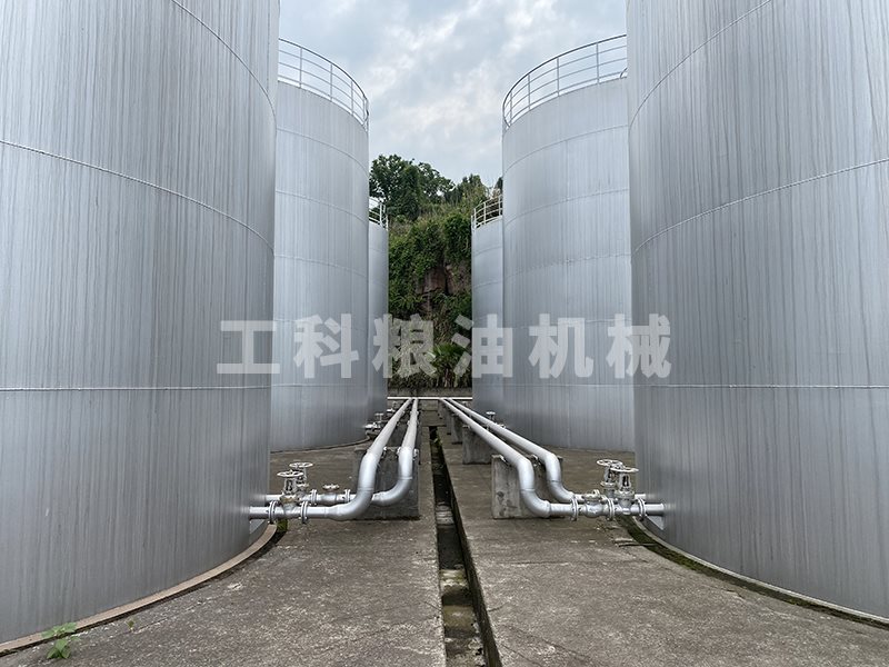 食用油油罐設備安裝現(xiàn)場