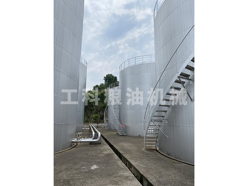 食用油油罐設備安裝現(xiàn)場